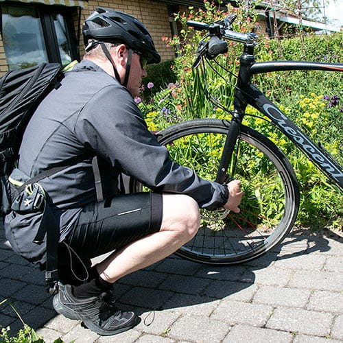 Björn Engström meckar med cykeln